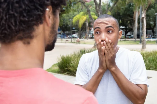 Hombre afroamericano recibiendo malas noticias de un amigo — Foto de Stock