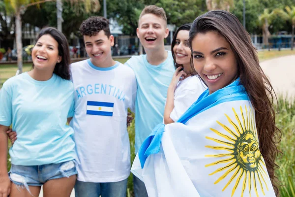 Belo fã de esportes argentinos com outros apoiantes da Arge — Fotografia de Stock