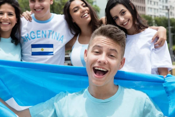 Schöner argentinischer sportfan mit anderen unterstützern aus argen — Stockfoto