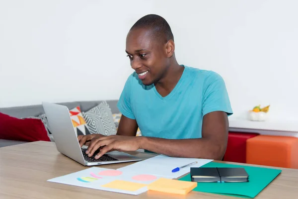 Vuxen afroamerikanska man arbetar med dator — Stockfoto