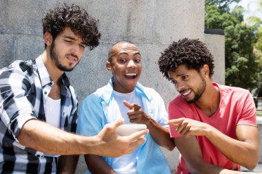 GroupOn Afrikalı-Amerikalı bir beyaz hipster adam film seyrederken