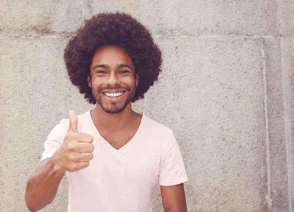 Africano americano hipster homem mostrando polegar para cima — Fotografia de Stock