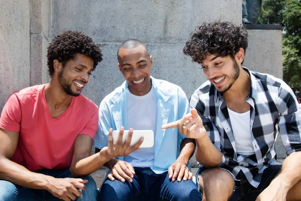 Groupon africano americano un caucasico hipster uomo guardando lo sport — Foto Stock