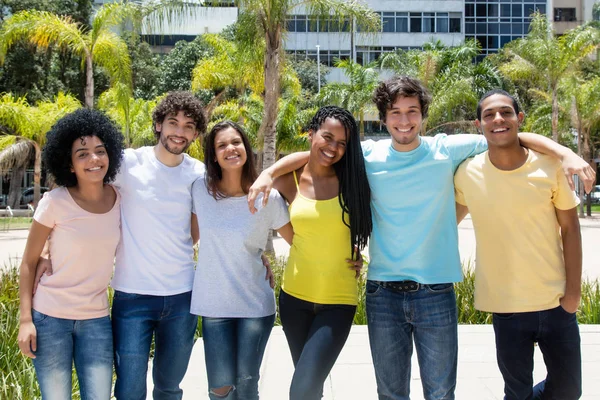 Группа; молодые люди; африканцы; африканцы; бразильцы; студенты — стоковое фото