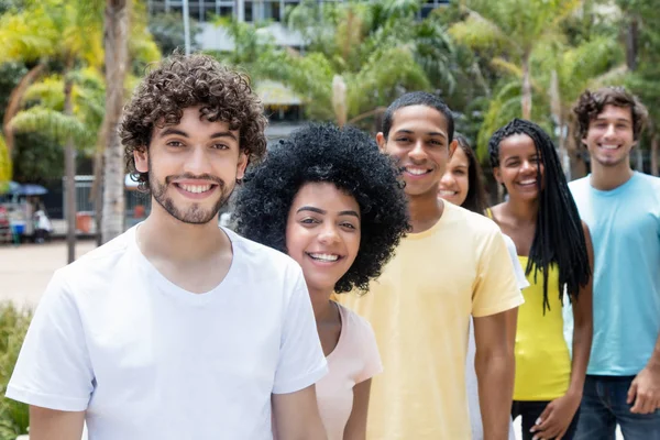 Aantrekkelijke Kaukasische hipster man met baard met multi etnische fr — Stockfoto