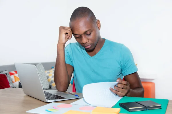 Volwassen Afrikaanse Amerikaanse man met laptop vreemde taal leren — Stockfoto