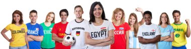 Diğer ülkelerden gelen destekçileri ile Mısır'dan futbol fan
