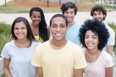 Güzel genç erkek ve w yerinde kadınlar büyük grup