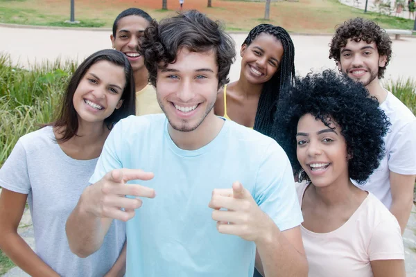 Gran grupo de hombres y mujeres jóvenes sonrientes de todo el mundo —  Fotos de Stock