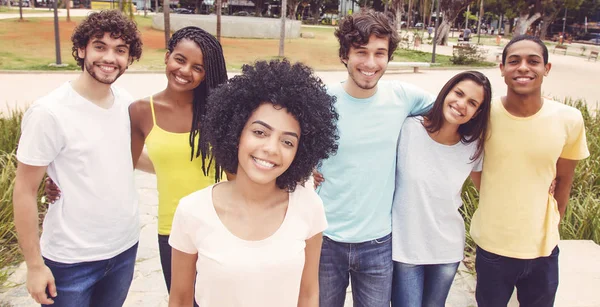 Latijns-Amerikaanse vrouw met groep vrienden in retro-look — Stockfoto