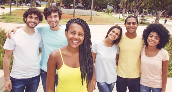 African american vrouw met groep vrienden in retro-look — Stockfoto