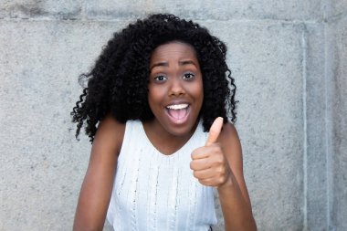 Başparmak gösterilmesini başarılı Afrikalı-Amerikalı kadın