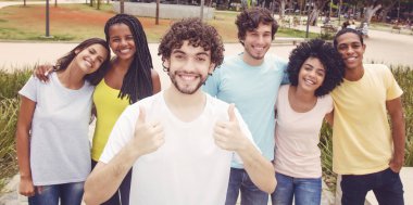 Yakışıklı beyaz hipster adam in arkadaş grubu ile retro ile lo