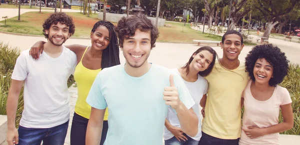 Bonito branco jovem adulto com grupo de amigos em retro lo — Fotografia de Stock