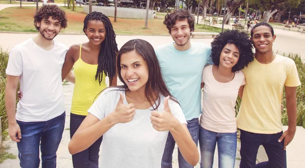 İn arkadaş grubu ile retro görünüm olan güzel kadın