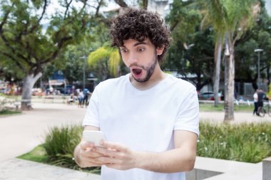 İletiyi alan cep telefonu ile sürpriz genç yetişkin hipster