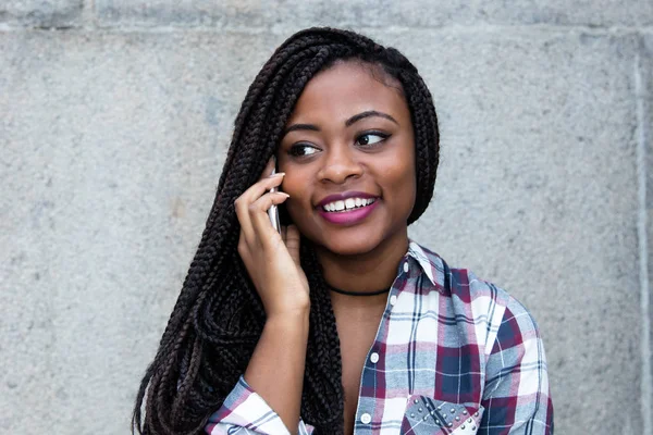 Schöne afrikanische Frau flirtet am Telefon — Stockfoto
