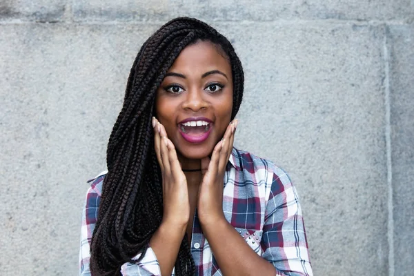 Überraschte Afrikanerin blickt in Kamera — Stockfoto