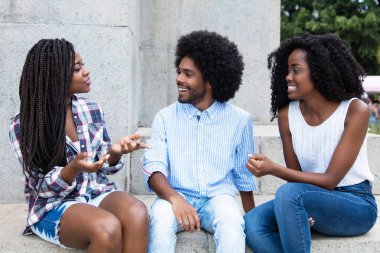 Afro-Amerikan hipster adam iki kadınla flört