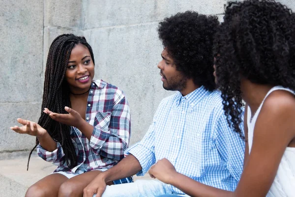 Африканская американка разговаривает с друзьями — стоковое фото