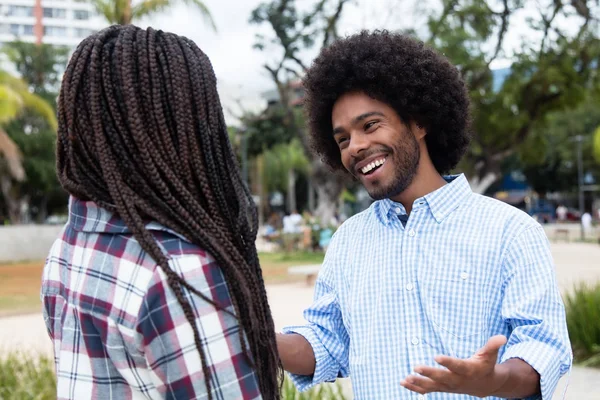 Afro-Amerikan hipster adam kadınla flört — Stok fotoğraf