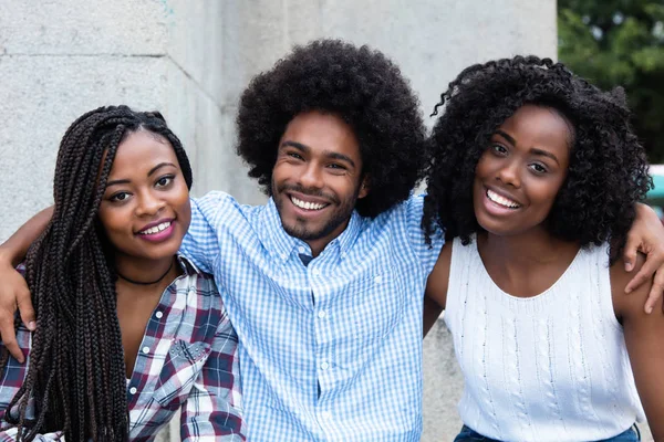 African american hipster man met twee mooie vrouw — Stockfoto