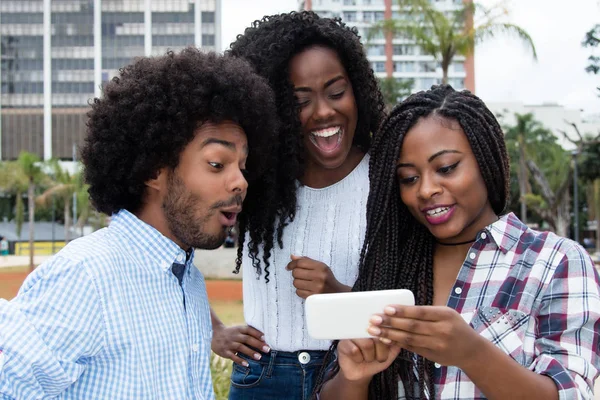 Skupina afrických amerických lidí při pohledu na telefon — Stock fotografie