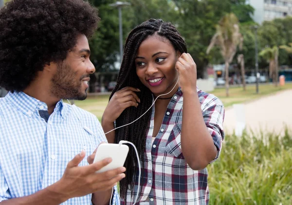 Afrikanerin genießt Musik mit Hipster-Freundin — Stockfoto