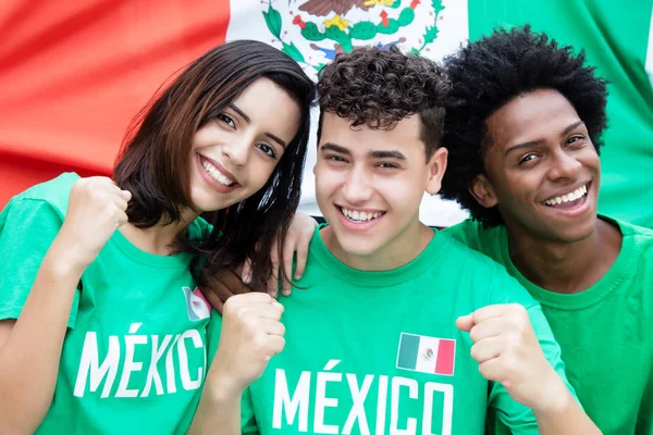 Grupp av mexikanska fotbollsfans med flagga av Mexiko — Stockfoto