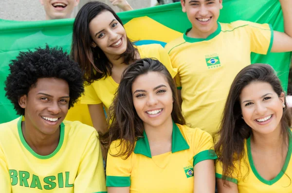 Большая группа бразильских футбольных болельщиков с флагом Бразилии — стоковое фото
