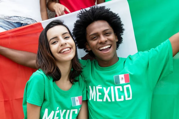 Dois torcedores de futebol mexicano torcendo com bandeira de méxico — Fotografia de Stock