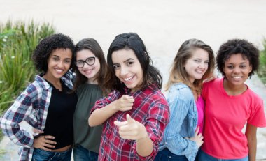 İspanyol kadın grup kız arkadaşlarının parmakla gösterilen
