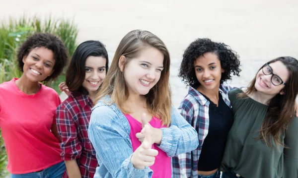 Lycklig kaukasisk kvinna med gruppen flickvänner — Stockfoto