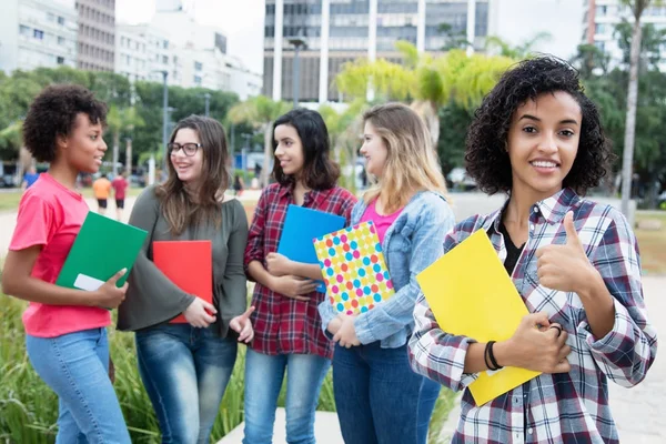 Erfolgreiche lateinamerikanische Studentin mit Gruppe von Praktikanten — Stockfoto