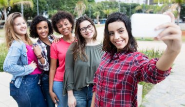 İspanyol kadın selfie uluslararası rahat grup ile alarak