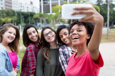 Afrikalı-Amerikalı kadın selfie uluslararası grup ile alarak