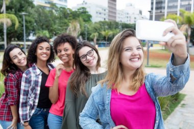 Selfie uluslararası grup ile çekici sarışın beyaz kadın
