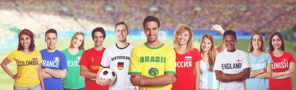 Tifoso di calcio brasiliano con tifosi di altri paesi — Foto Stock