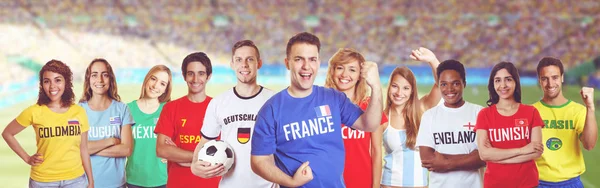 Fußballfan aus Frankreich im Stadion mit Anhängern aus anderen Ländern — Stockfoto