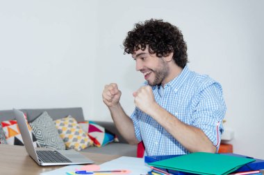 Evde bilgisayar ile çalışan beyaz hipster tezahürat