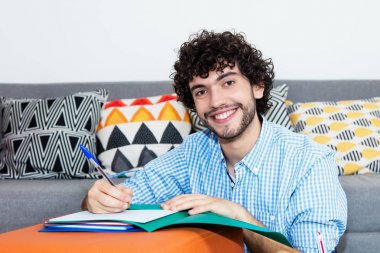 Beyaz hipster evde kameraya bakıyor