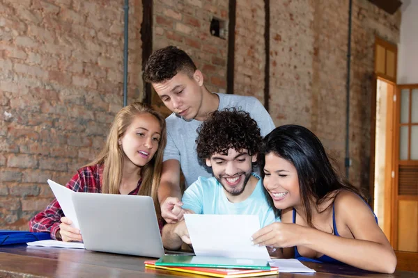 Gruppo di giovani studenti caucasici che imparano insieme — Foto Stock