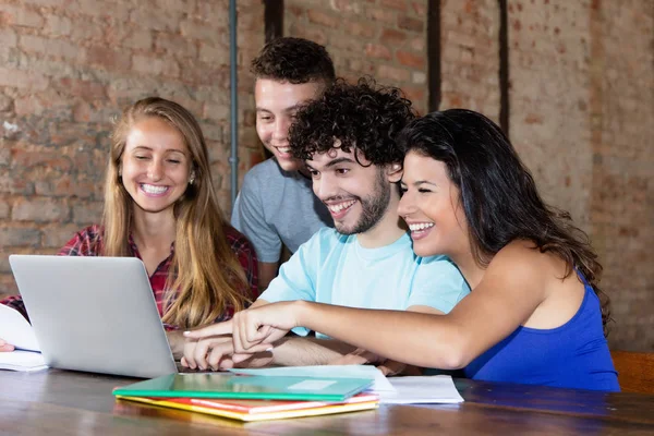 Grupo de jóvenes estudiantes caucásicos trabajando con portátil — Foto de Stock