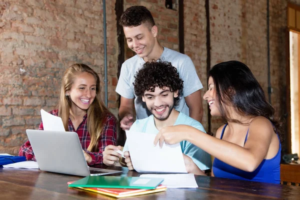 Gruppo di giovani studenti caucasici in discussione — Foto Stock