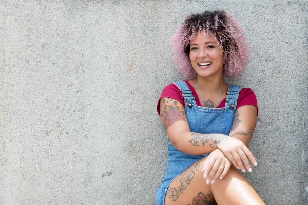 Pembe saç ve kopya alanı ile güzel punk kız