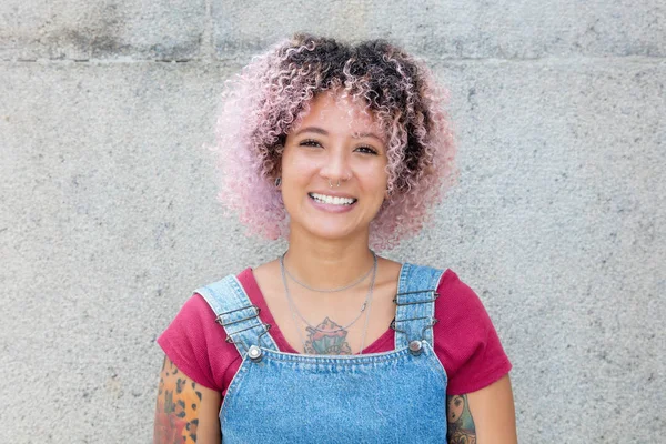 Pembe saçlı punk kız gülerek