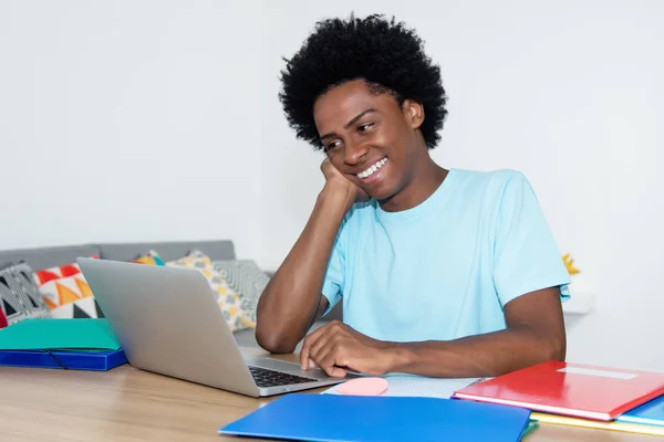 快乐的非洲裔美国男学生用手提电脑 — 图库照片