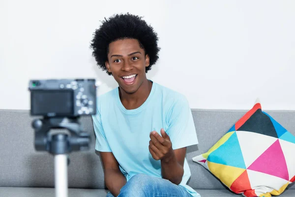 Vlogger afroamericano che registra video blog — Foto Stock