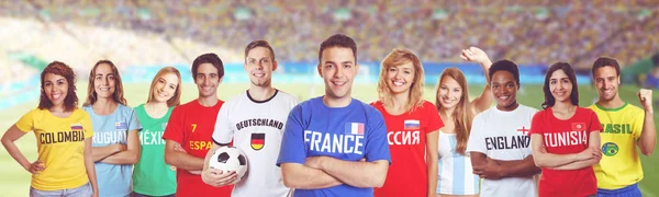 Γελώντας υποστηρικτής ποδόσφαιρο από τη Γαλλία με τους οπαδούς από άλλη καταμέτρηση — Φωτογραφία Αρχείου