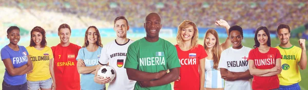 Voetbal supporter uit Nigeria met andere landen op stadi fans — Stockfoto